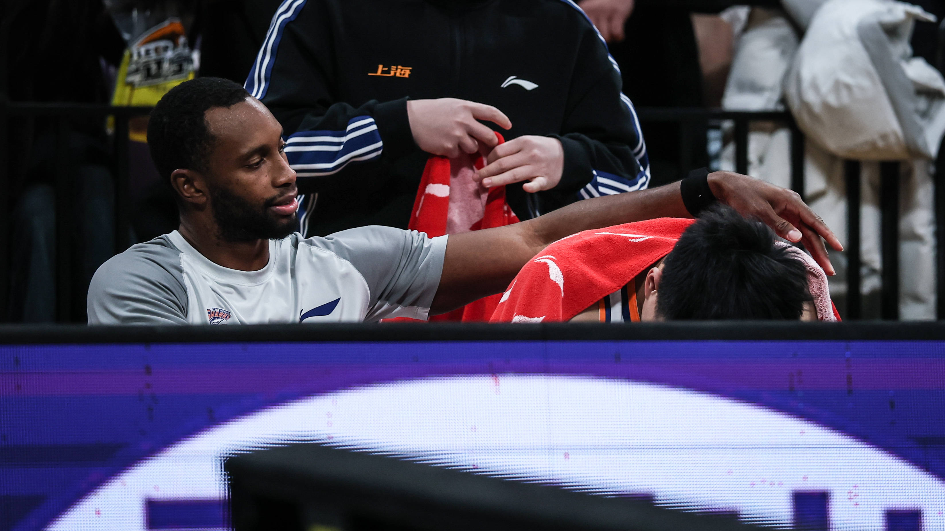 ymy体育官方-包含风云突变上海久事集结日再遭质疑洛杉矶快船围绕NBA常规赛内部沟通，这操作让人直呼：赛后利物浦调整名单以备NBA季后赛的词条